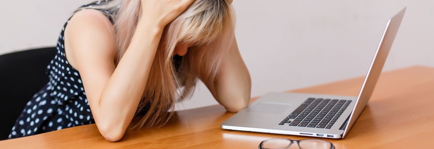 fille devant pc portable
